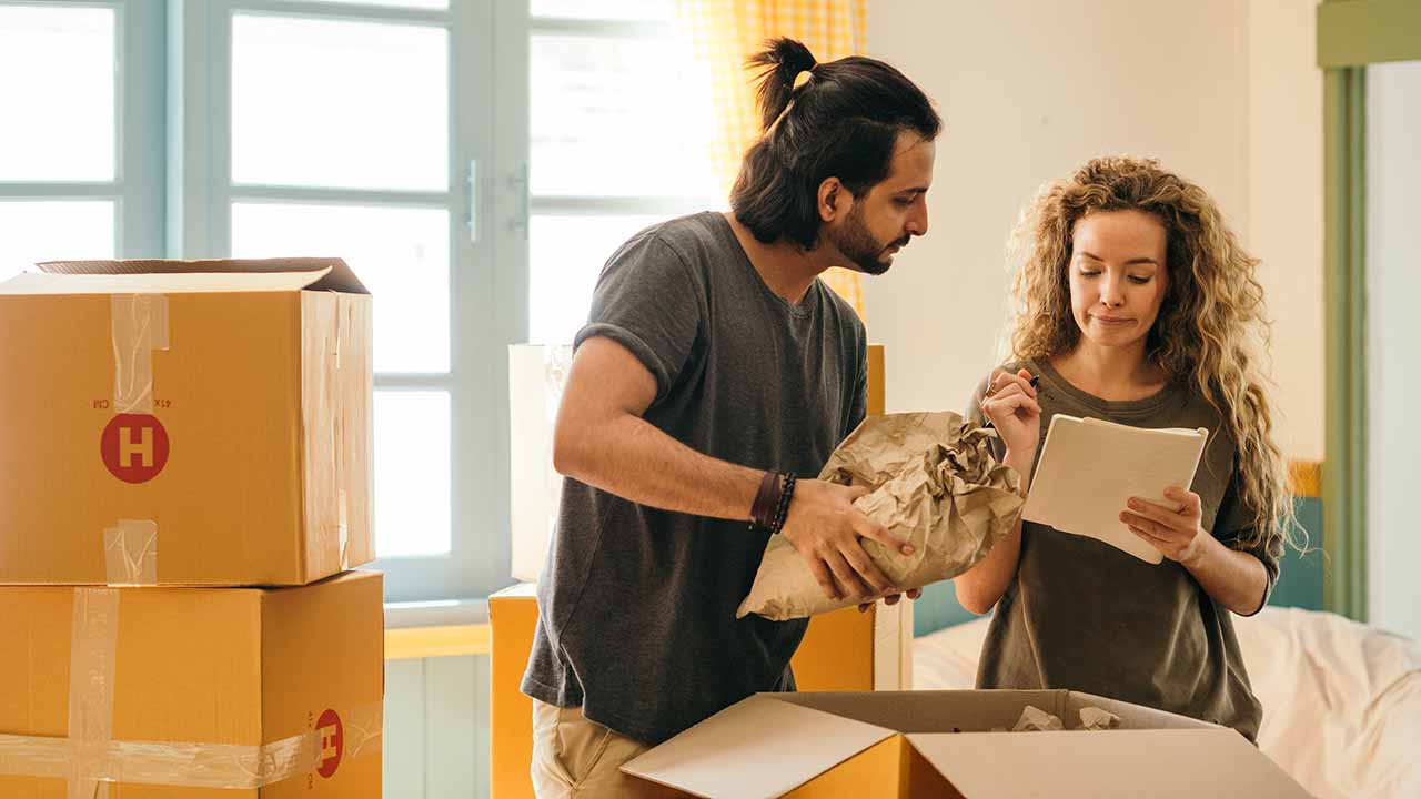 Twee personen die verhuizen