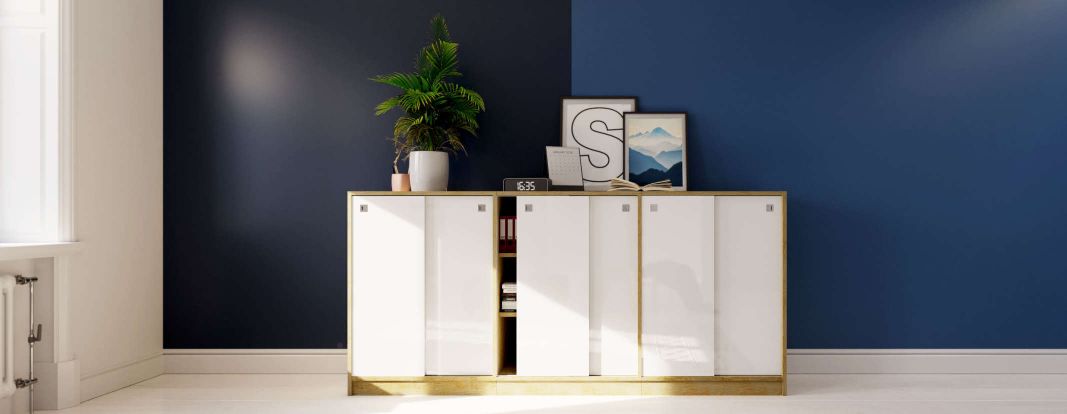 Kast met schuifdeuren in decorcombinatie van wit en hout