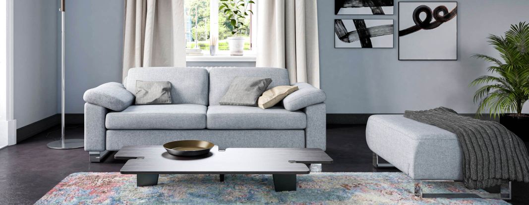 Gestoffeerde tweezits bank en bijpassende fauteuil