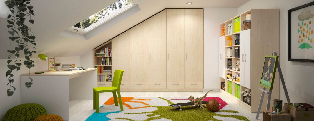 Kinderkamer ontwerpen: pas de helling van de kledingkast millimeter nauwkeurig aan de kamer aan