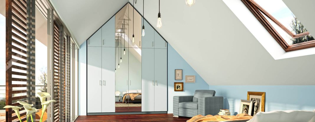 Maatkast voor de slaapkamer met opzetkast voor extra hoogte en met spiegeldeuren