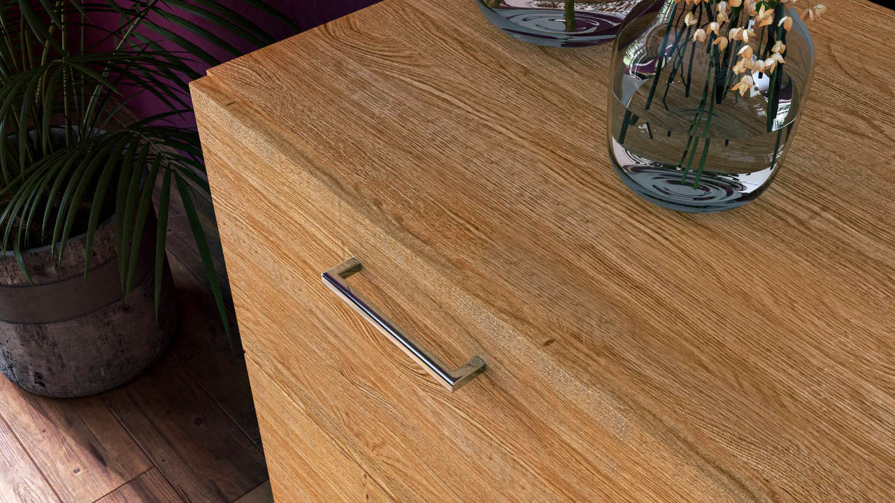Detailaanzicht: massief houten commode met doorgaande lamellen